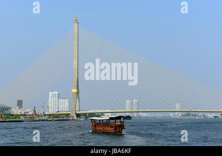 Ein Traditionelles Holzboot Bei der Bruecke Saphan Phra Ram Vlll Auf Dem Mae Nam Chao Phraya River in der Hauptstadt Bangkok von Thailand in Suedostasien. Stockfoto