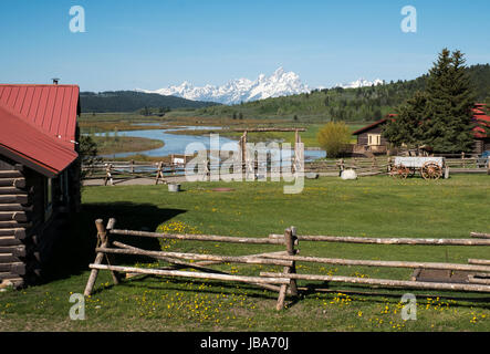 Die schneebedeckte Teton Bergkette hinter dem Herzen Six Ranch im Buffalo-Tal, Wyoming, Vereinigte Staaten von Amerika. Stockfoto