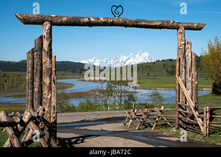 Die schneebedeckte Teton Bergkette umrahmt von dem Bogen der Herz sechs Ranch im Buffalo-Tal, Wyoming, Vereinigte Staaten von Amerika. Stockfoto