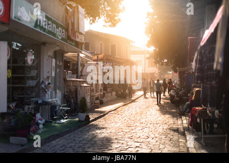 Izmir, Türkei - 25. März 2017: Ein Basar und Straße in Foca Izmir. Stockfoto