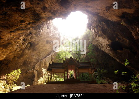 Die Hoehle Tham Phraya Nakhon Mit Dem Koenigssaal von Rama V aus Dem Jahr 1890 in der Felsen Landschaft des Khao Sam Roi Yot Nationalpark bin Golf von Thailand Im Suedwesten von Thailand in Suedostasien. Stockfoto