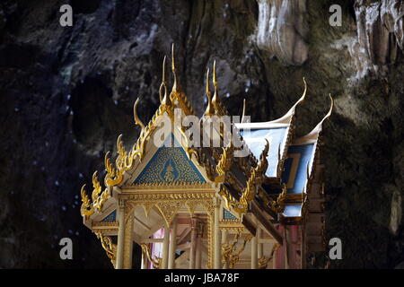 Die Hoehle Tham Phraya Nakhon Mit Dem Koenigssaal von Rama V aus Dem Jahr 1890 in der Felsen Landschaft des Khao Sam Roi Yot Nationalpark bin Golf von Thailand Im Suedwesten von Thailand in Suedostasien Stockfoto