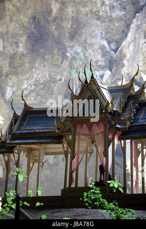 Die Hoehle Tham Phraya Nakhon Mit Dem Koenigssaal von Rama V aus Dem Jahr 1890 in der Felsen Landschaft des Khao Sam Roi Yot Nationalpark bin Golf von Thailand Im Suedwesten von Thailand in Suedostasien. Flueeler) Stockfoto