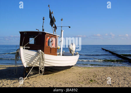 Fischkutter bin Strang - Fischkutter am Strand 06 Stockfoto