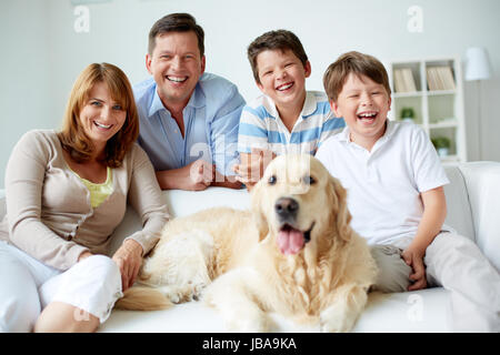 Porträt der glückliche Familie mit ihrem Haustier zu Hause, die gute Zeit Stockfoto