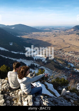 Paar Auf Kofel, Ammergauer Alpen, Oberbayern, Deutschland Stockfoto