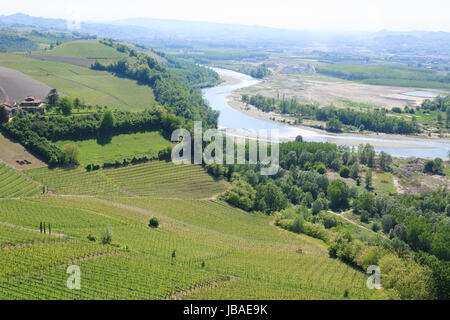 Blick auf den Fluss Tanaro. Weinberge von Langhe Region, Italien Landwirtschaft. UNESCO-Weltkulturerbe Stockfoto