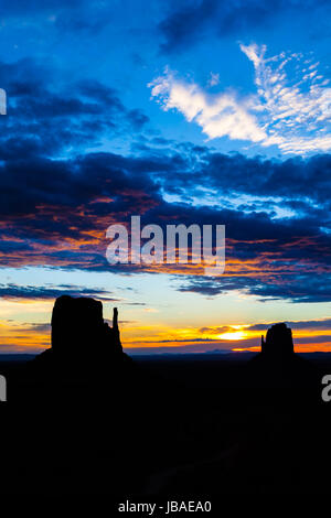 Wunderbare Farben bei Sonnenaufgang in dieser legendären Ansicht des Monument Valley, USA Stockfoto