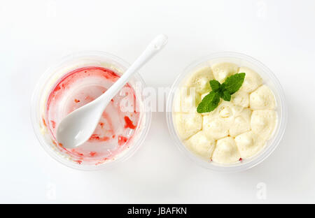 Emily Erdbeer-Desserts in Plastikbechern Stockfoto