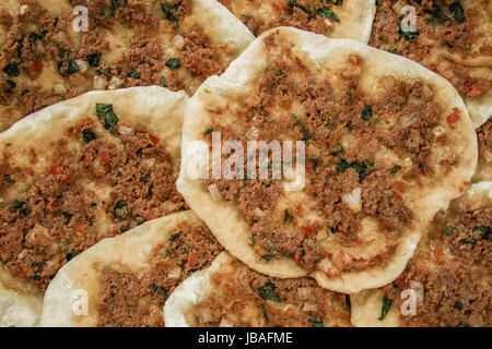 Türkischen Stil Hommade Pizza Haufen, Lahmacun mit Hackfleisch Stockfoto