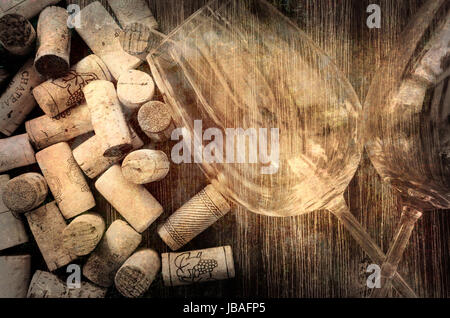 Detail der Gläser Wein und Korken im gefilterten alten Vintage-Stil Stockfoto
