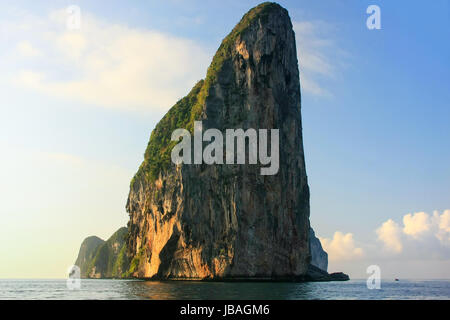 Kalkstein-Klippen der Insel Phi Phi Leh, Provinz Krabi, Thailand. Koh Phi Phi Leh ist Teil des Mu Ko Phi Phi National Marine Park. Stockfoto