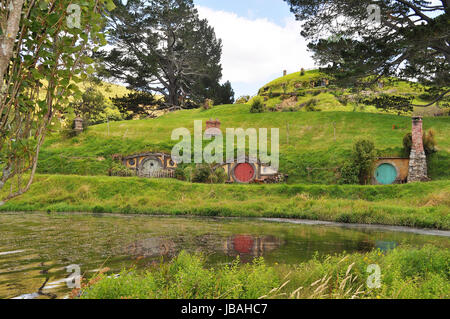 Hobbingen, Auenland, Neuseeland. Reflexion des Haus am See. Stockfoto