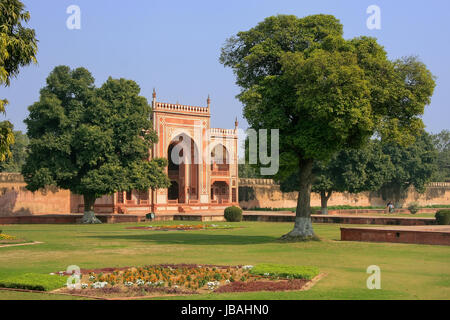 Eingangstor des Itimad-Ud-Daulah Mausoleum in Agra, Uttar Pradesh, Indien. Dieses Grab wird oft als Entwurf des Taj Mahal angesehen. Stockfoto