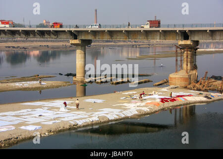 Wäsche trocknen auf dem Ufer des Yamuna River in Agra, Uttar Pradesh, Indien. Agra ist eine der bevölkerungsreichsten Städte in Uttar Pradesh. Stockfoto