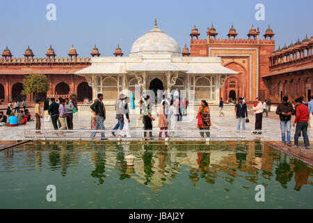 Menschen Sie stehen vor Grab von Salim Chishti im Hof der Jama Masjid, Fatehpur Sikri, Indien. Das Grab ist berühmt als eines der besten Prüfung Stockfoto