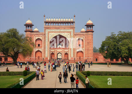 Touristen stehen in der Nähe von Darwaza-i-Rauza (große Tor) in Chowk-i Jilo Khana Hof, Taj Mahal Komplex, Agra, Indien. Das Tor ist der Haupteingang zum Stockfoto