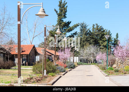 Pensionen in der Natur im Frühling mit blühenden Kirschbäume Stockfoto