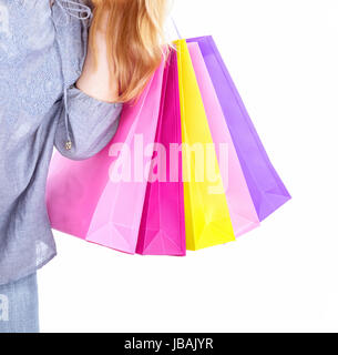 Frau hält in der hand bunte Einkaufstaschen isoliert auf weißem Hintergrund, Körperteil, Geld in den Laden, Vertriebskonzept Stockfoto