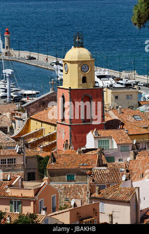 St-Tropez, Blick Auf Den Golfe de St-Tropez Mit Abendkonzerte, Cote d ' Azur - Saint Tropez, Blick auf Golf von St. Tropez mit Pfarrei Kirche, Cote d ' Azur, Südfrankreich Stockfoto