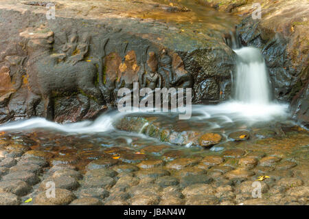 Lange Exposition von Kbal Spean im Dschungel von Angkor, dem Fluss der Tausend Lingas, einem natürlichen Felsen Brücke mit phallische Symbole, Siem Reap, Kambodscha. Stockfoto