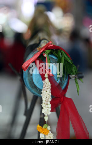 Ein Raketentraeger ein der Festparade Beim Bun Bang Fai Oder Rocket Festival in Yasothon Im Isan Im Nordosten von Thailand. Stockfoto