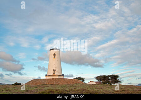 Leuchtturm am Piedras Blancas Punkt auf der zentralen Küste von Kalifornien USA Stockfoto