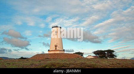 Leuchtturm am Piedras Blancas Punkt auf der zentralen Küste von Kalifornien USA Stockfoto