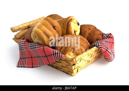 Brötchen, Croissants, Brot-Sticks in einem Weidenkorb auf einer rot karierte Serviette isoliert auf weißem Hintergrund Stockfoto