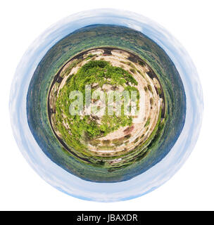 kleine Planeten - sphärischen Ansicht von ländlichen sizilianische Landschaft - citrous Garten und Steinbrücke im trockenen Flussbett, Sizilien isoliert auf weißem Hintergrund Stockfoto