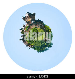 kleine Planeten - urban sphärischen Ansicht der Burg über die Stadt Cochem am linken Ufer Mosel in Deutschland isoliert auf weißem Hintergrund Stockfoto