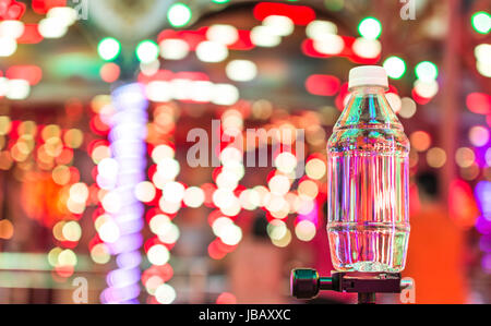 Kleine Plastikflasche Wasser mit Bokeh Hintergrund Stockfoto