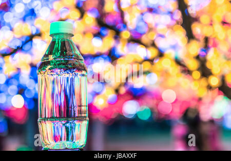 Kleine Plastikflasche Wasser mit Bokeh Hintergrund Stockfoto