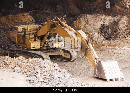 Bagger Erdbauarbeiten im Bergwerk zu tun Stockfoto