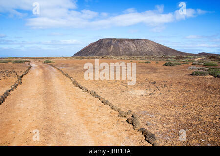 Trail und Volcacno La Caldera auf die kleine Insel Los Lobos, in der Nähe von Fuerteventura auf den Kanarischen Inseln, Spanien. Stockfoto