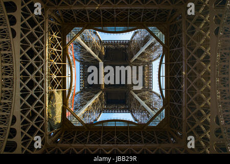 Eiffel-Turm von unten gesehen; Paris, Frankreich Stockfoto