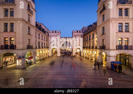 Karlstor Tor und Karlsplatz Platz am Abend, München, Deutschland Stockfoto