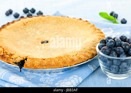 Gesamte gebackenen Heidelbeerkuchen mit frischen Heidelbeeren Stockfoto