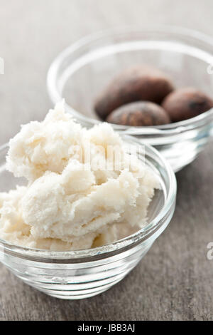 Shea-Nüssen und Sheabutter in Glasschalen Stockfoto