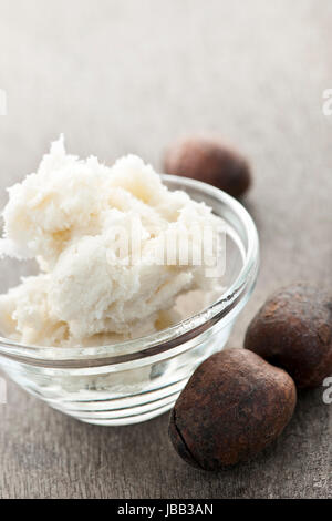 Shea-Nüssen und Sheabutter in Glas Schüssel Stockfoto