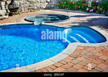 Inground Wohn Freibad im Garten mit Whirlpool Stockfoto