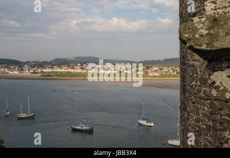 Blick von Conwy Castle in Wales auf der Conwy Easturay. Die Burgen wurde von König Edward i. erbaut als eine der Festungen während der Eroberung von Wales im 13. Jahrhundert Stockfoto