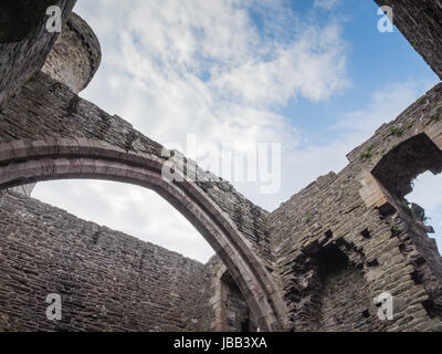 Blick in den Himmel von innen massive Conwy Castle in Wales von König Edward i. gebaut als eine der Festungen während der Eroberung von Wales im 13. Jahrhundert Stockfoto