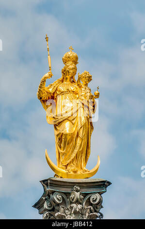 Die Mariensäule befindet sich eine Mariensäule, errichtet im Jahre 1638 bis zum Ende der schwedischen Besatzung während des Dreißigjährigen Krieges feiern auf dem Marienplatz in München. Stockfoto