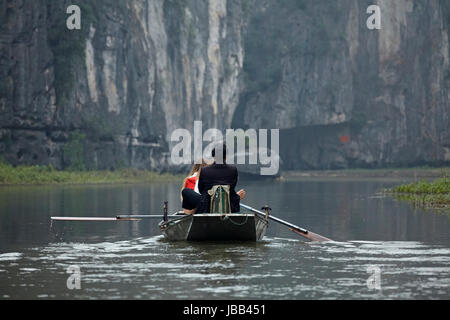 Touristen auf Tam Coc (drei Höhlen) Boot Reise auf Ngo Dong Fluss, (UNESCO World Herritage Area), in der Nähe von Ninh Binh, Vietnam Stockfoto