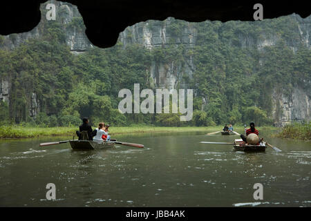 Touristen in Höhle Tam Coc (drei Höhlen) Bootsfahrt auf Ngo Dong Fluss, (UNESCO World Herritage Area), in der Nähe von Ninh Binh, Vietnam Stockfoto