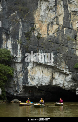 Hausierer mit schwebenden Geschäften kommen aus der Höhle Tam Coc (drei Höhlen) Bootsfahrt auf Ngo Dong Fluss, (UNESCO World Herritage Area), in der Nähe von Ninh Binh, Stockfoto