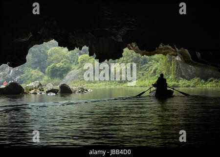 Touristen in Höhle Tam Coc (drei Höhlen) Bootsfahrt auf Ngo Dong Fluss, (UNESCO World Herritage Area), in der Nähe von Ninh Binh, Vietnam Stockfoto