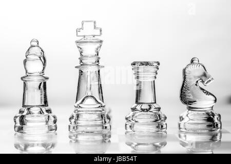 Bischof, König, Turm und Ritter Schachfiguren aus Glas gefertigt Stockfoto