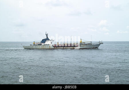 Bagger im Meer während der Navigation in ruhiger See Stockfoto